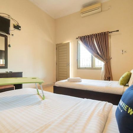 Urbanview Hotel Nugraha Palembang Bagian luar foto