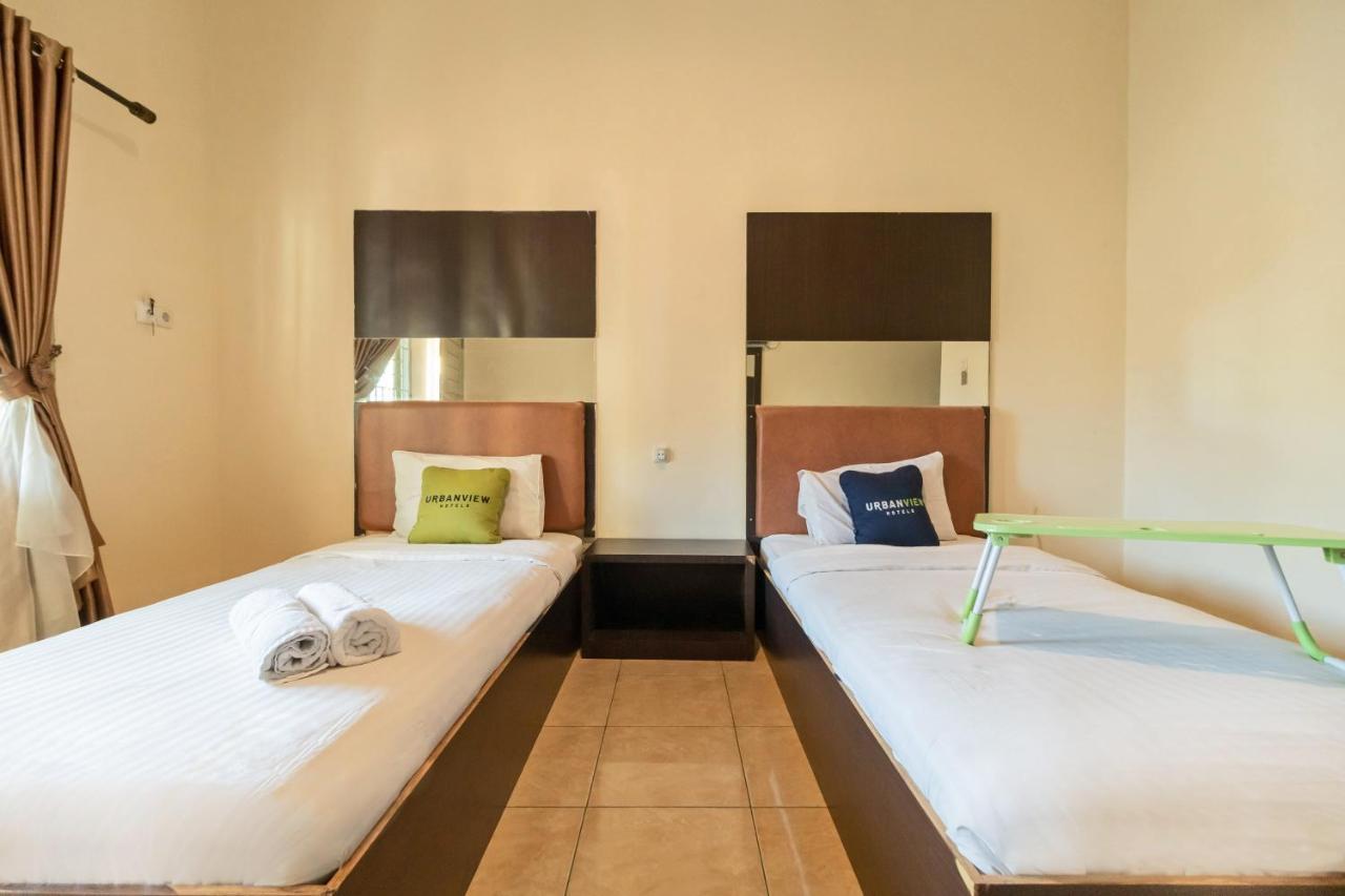 Urbanview Hotel Nugraha Palembang Bagian luar foto