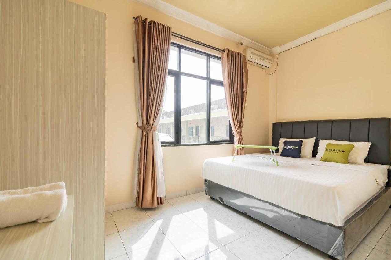 Urbanview Hotel Nugraha Palembang Bagian luar foto