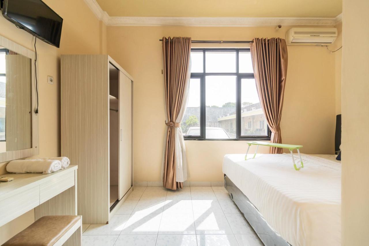 Urbanview Hotel Nugraha Palembang Bagian luar foto