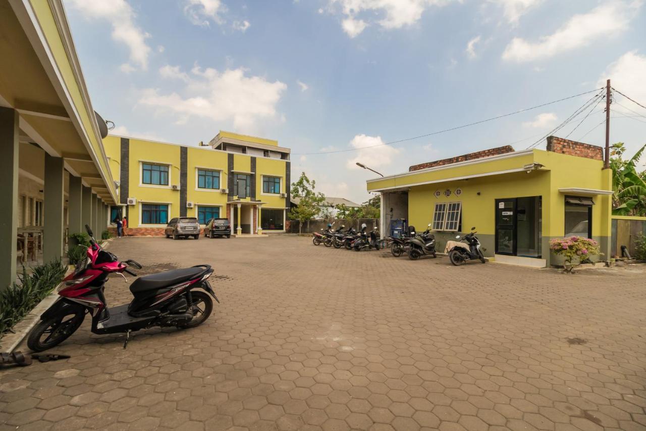 Urbanview Hotel Nugraha Palembang Bagian luar foto