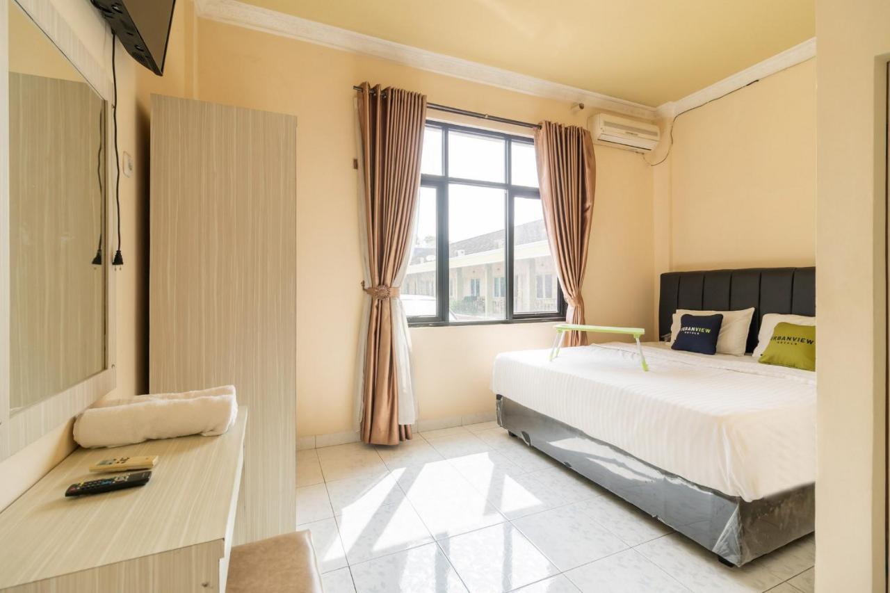 Urbanview Hotel Nugraha Palembang Bagian luar foto