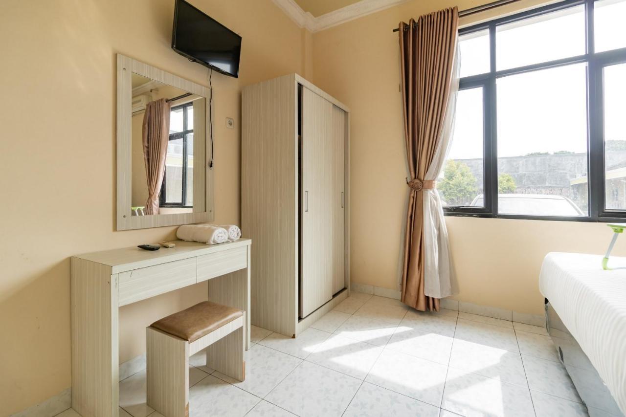 Urbanview Hotel Nugraha Palembang Bagian luar foto